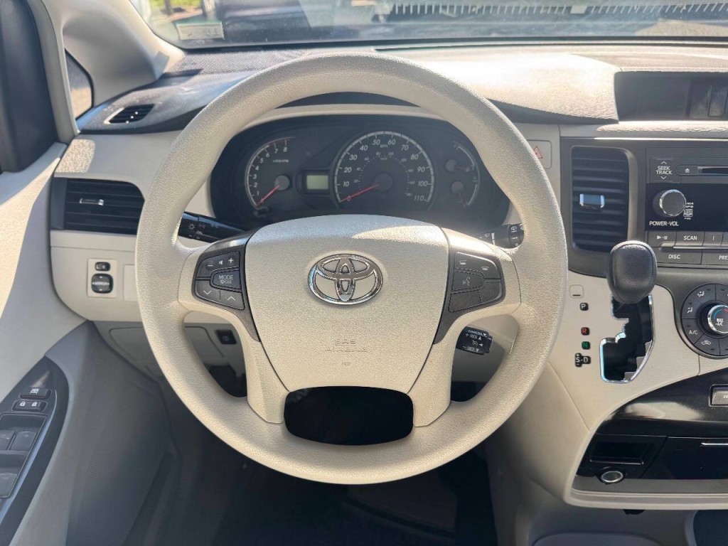 2011 Toyota Sienna Image 21