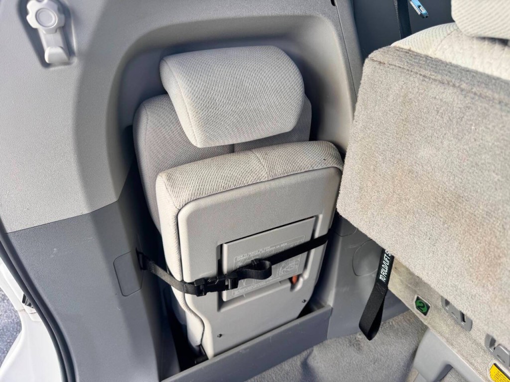 2011 Toyota Sienna Image 24