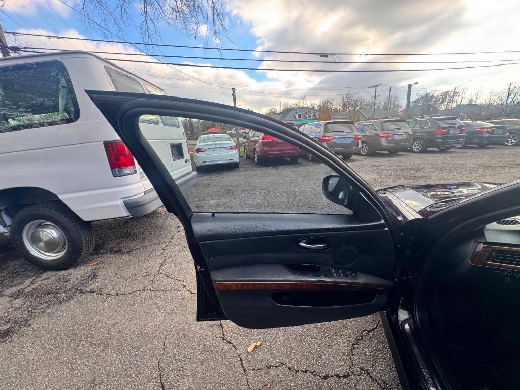 2011 BMW 3 Series Image 7