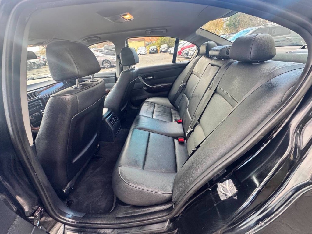 2011 BMW 3 Series Image 10