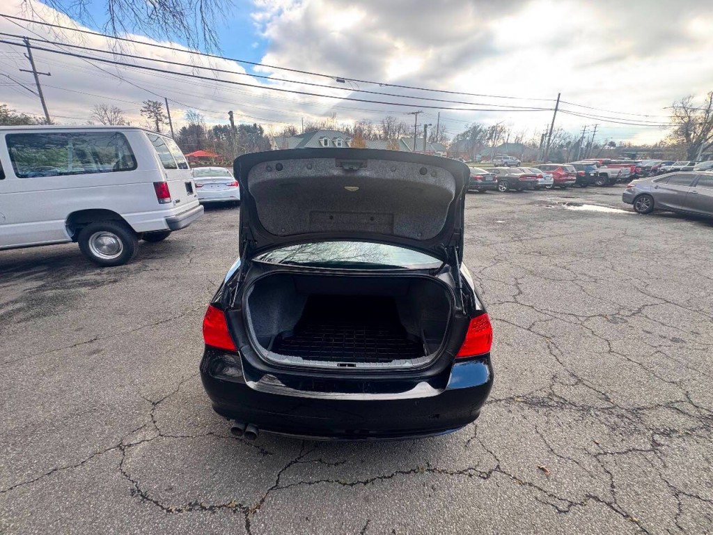 2011 BMW 3 Series Image 11