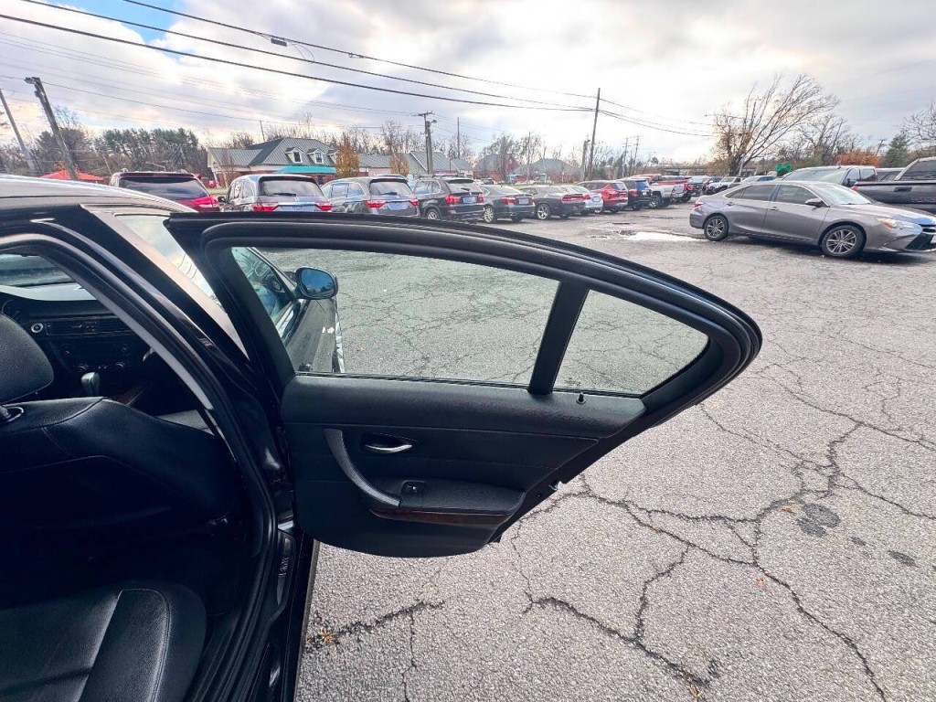 2011 BMW 3 Series Image 12