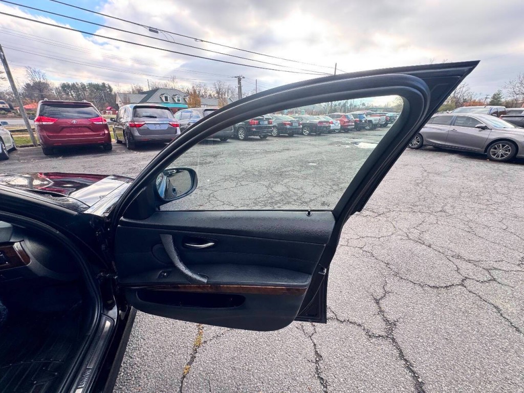 2011 BMW 3 Series Image 14