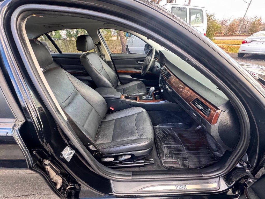 2011 BMW 3 Series Image 15