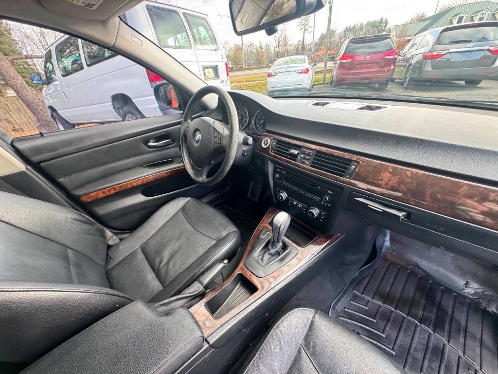 2011 BMW 3 Series Image 16