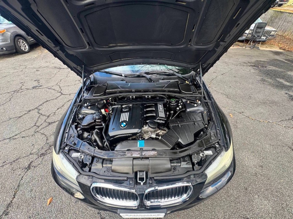 2011 BMW 3 Series Image 19