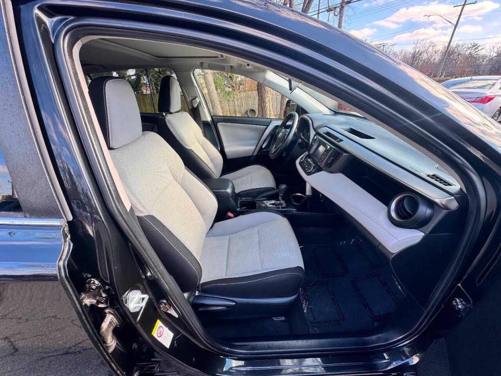 2016 Toyota Rav4 Image 17