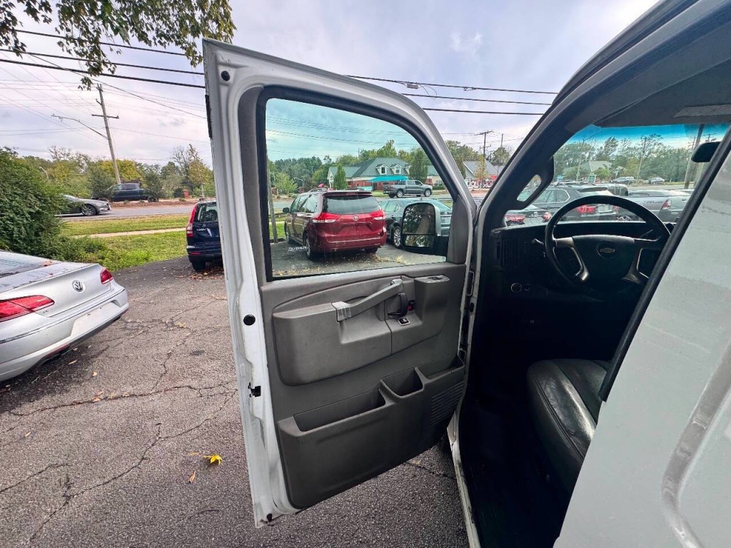2018 Chevrolet Express Image 7