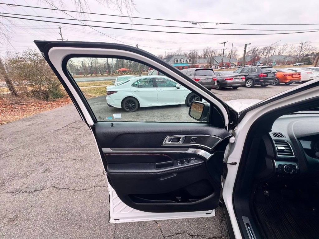 2017 Ford Explorer Image 9