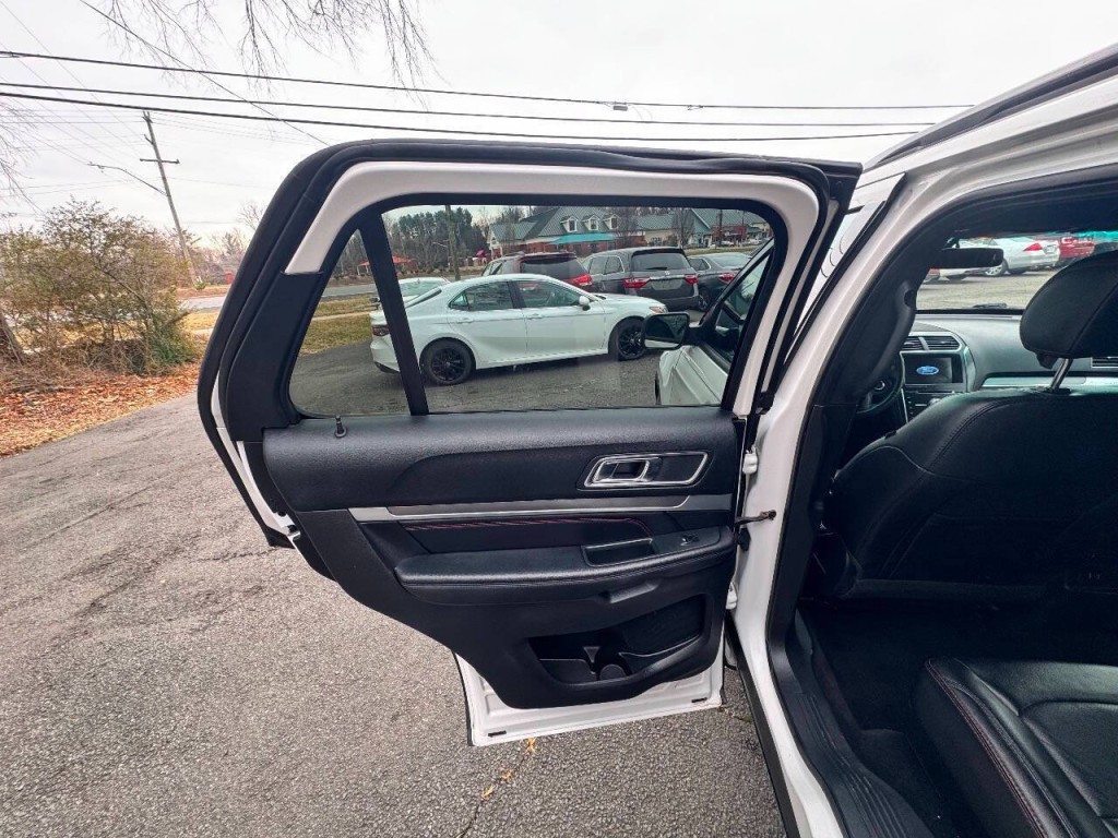 2017 Ford Explorer Image 11