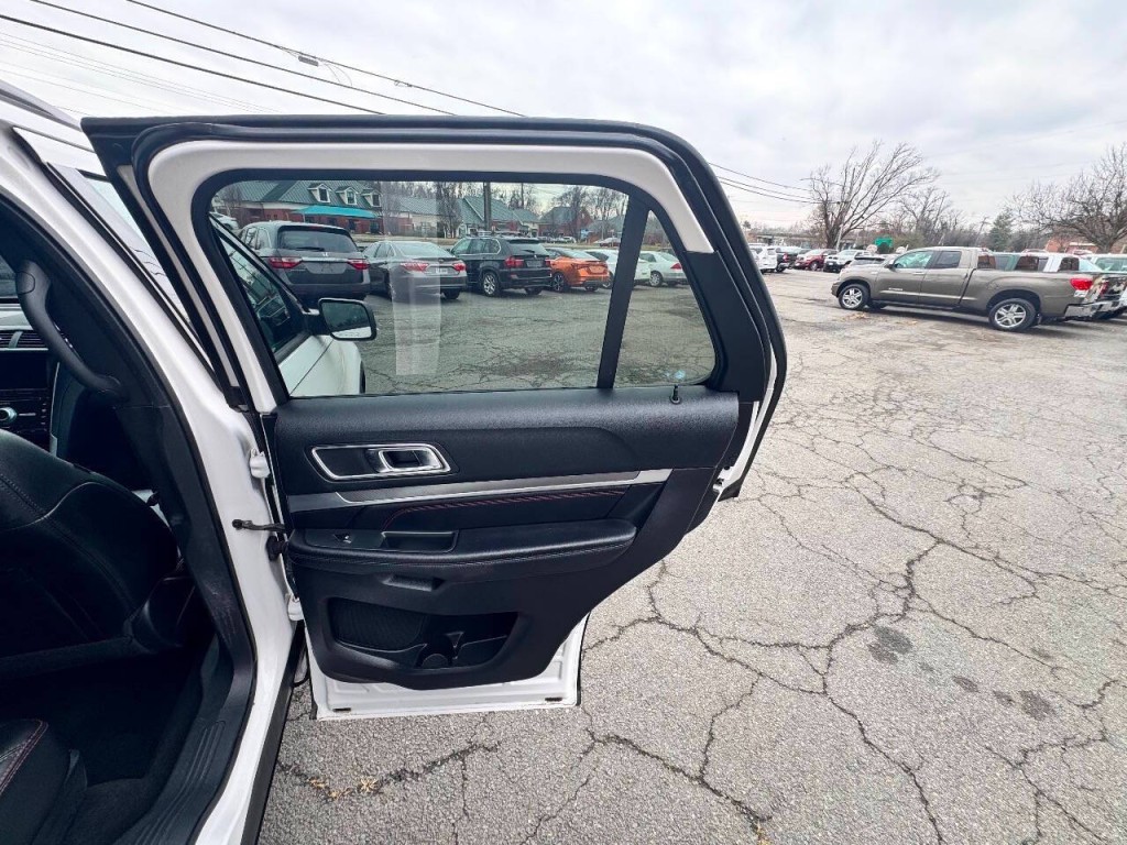 2017 Ford Explorer Image 17