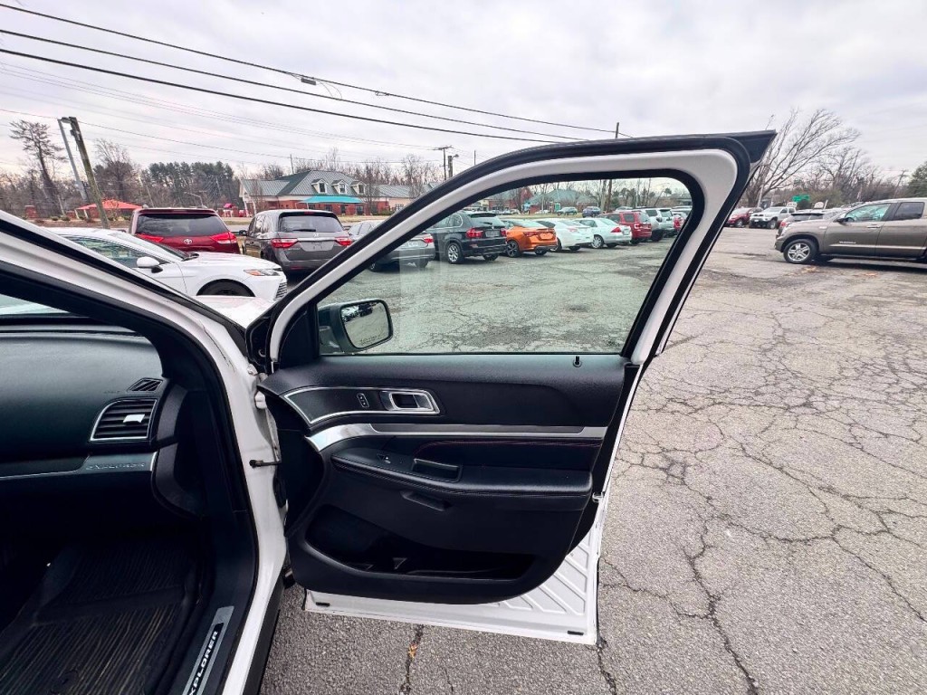 2017 Ford Explorer Image 19