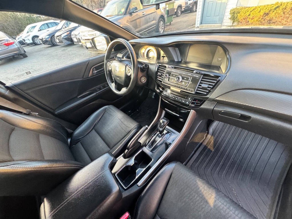 2017 Honda Accord Image 16