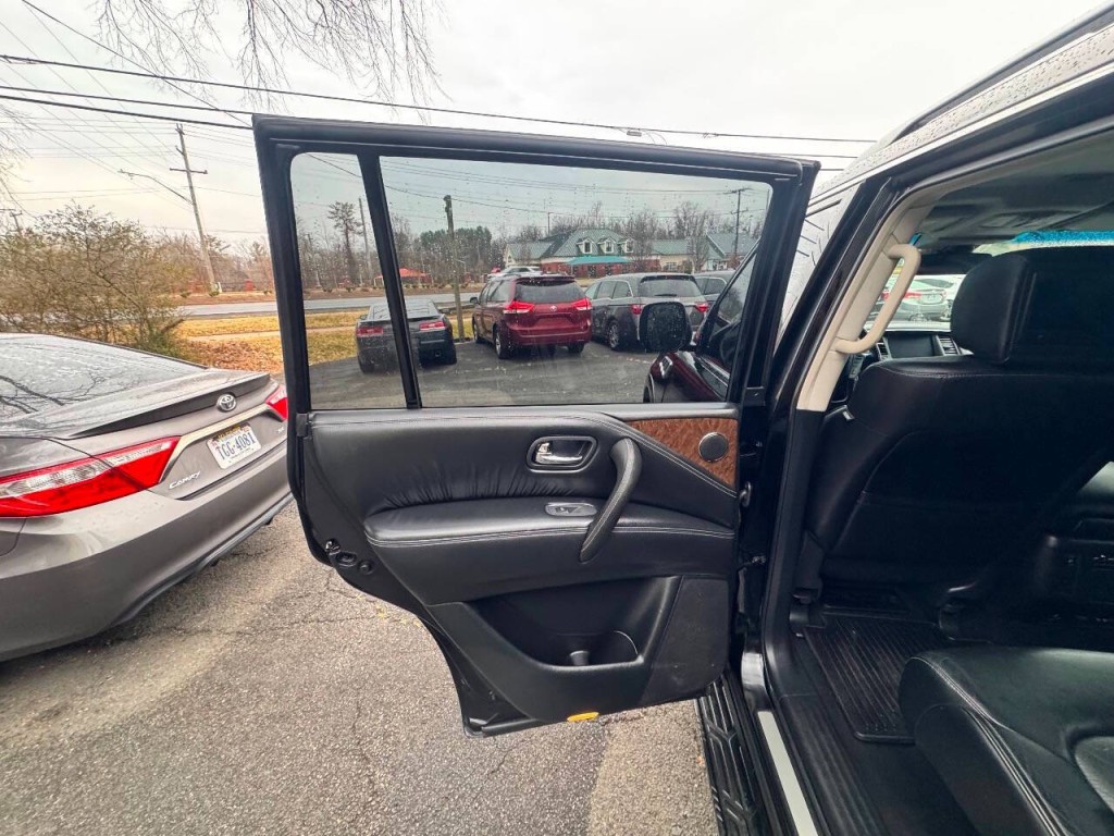 2017 INFINITI QX80 Image 9