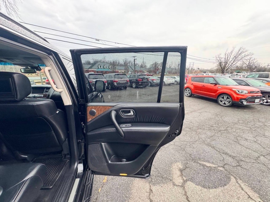 2017 INFINITI QX80 Image 16