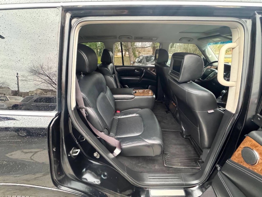 2017 INFINITI QX80 Image 17