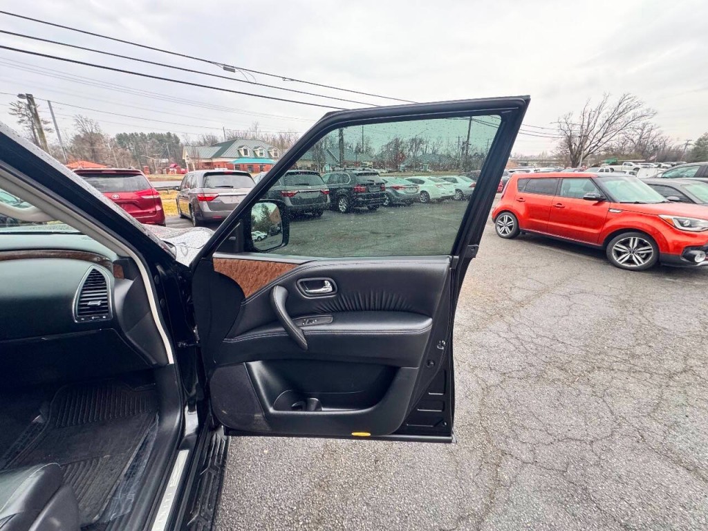2017 INFINITI QX80 Image 18
