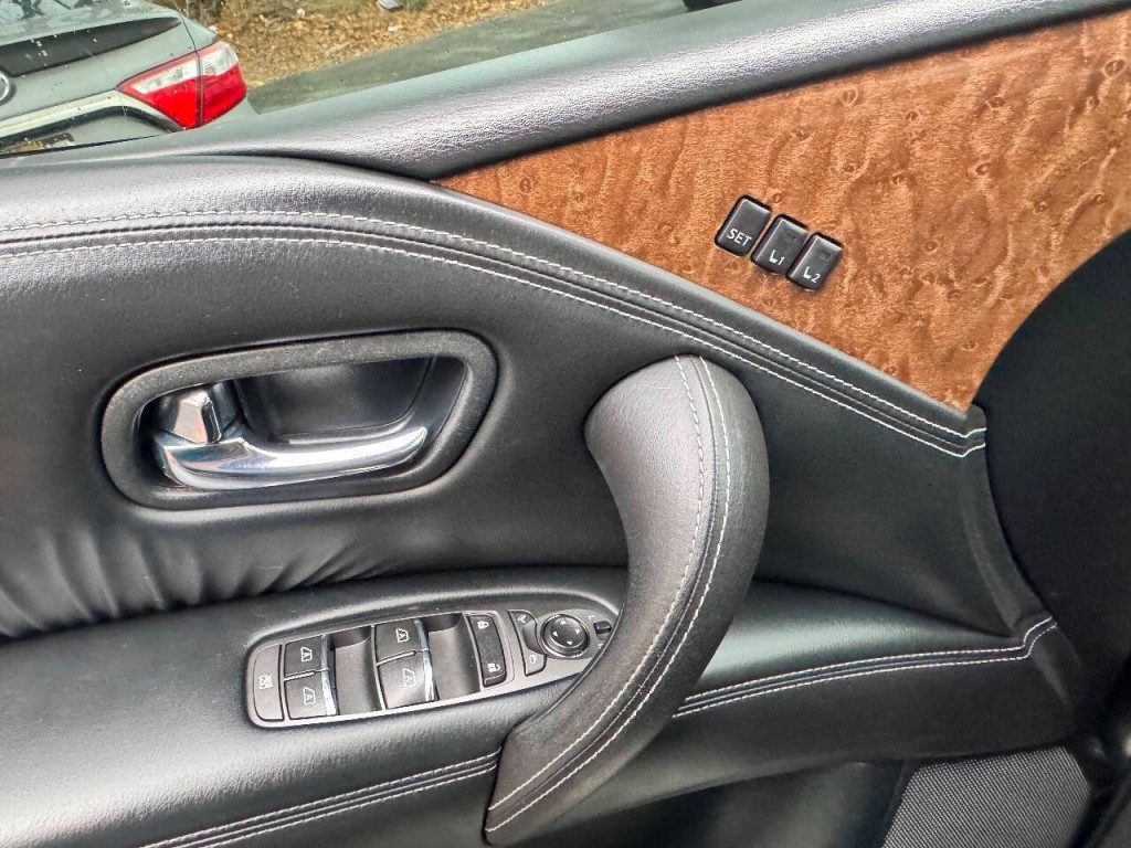 2017 INFINITI QX80 Image 32