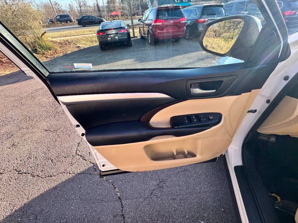 2015 Toyota Highlander Image 8