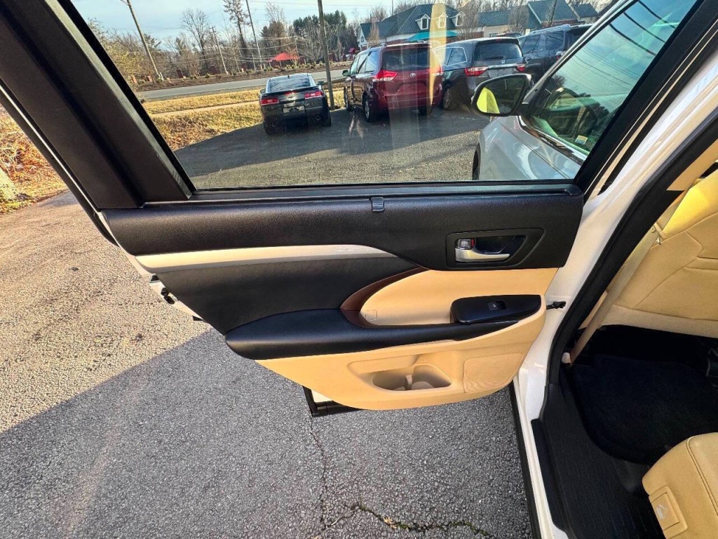 2015 Toyota Highlander Image 10