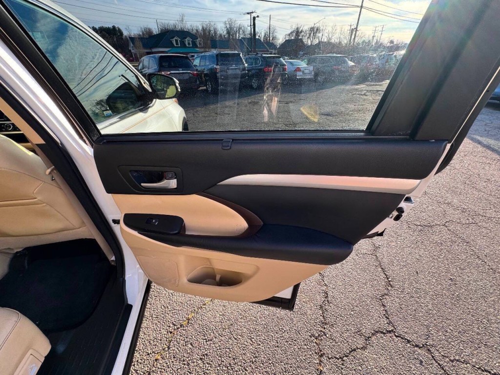 2015 Toyota Highlander Image 16