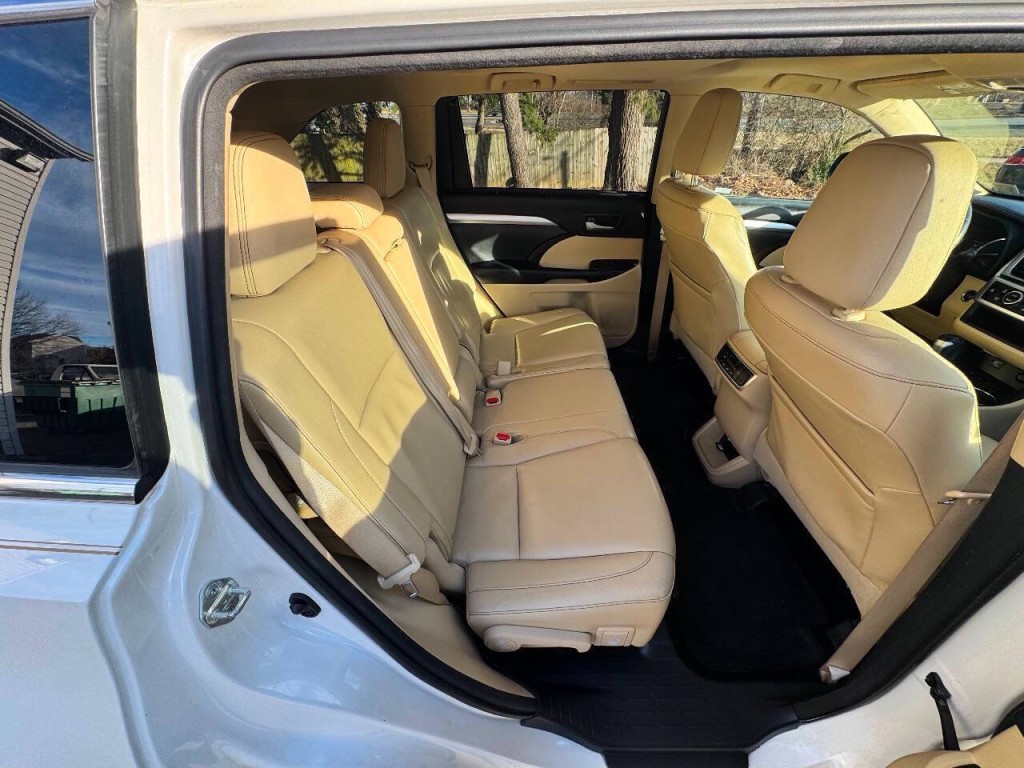 2015 Toyota Highlander Image 17
