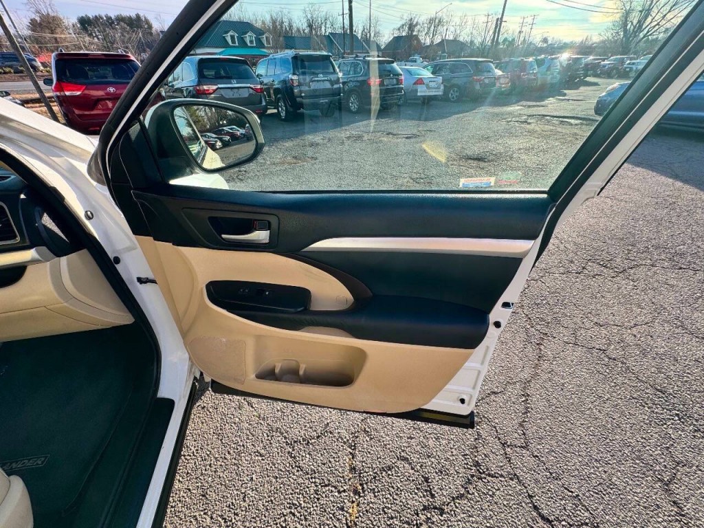 2015 Toyota Highlander Image 19