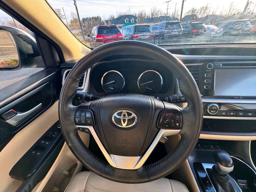 2015 Toyota Highlander Image 28
