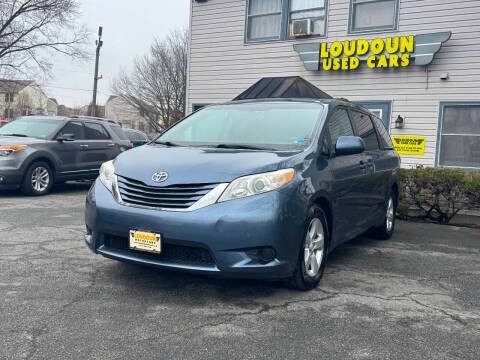 2015 Toyota Sienna Image 1