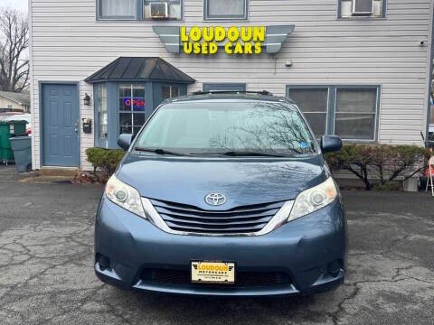 2015 Toyota Sienna Image 2