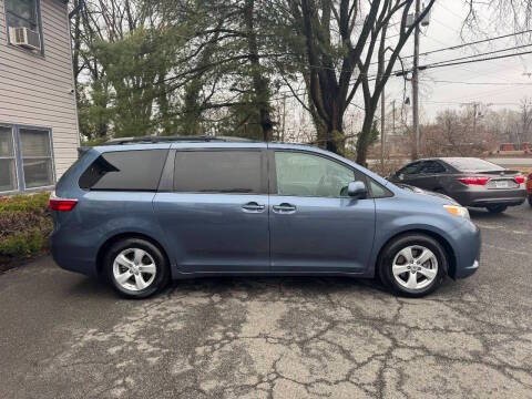 2015 Toyota Sienna Image 4