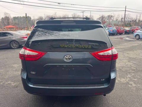 2015 Toyota Sienna Image 5