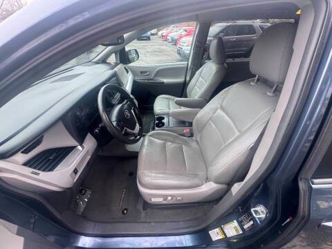 2015 Toyota Sienna Image 8