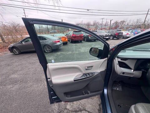 2015 Toyota Sienna Image 9