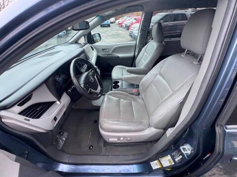 2015 Toyota Sienna Image 10