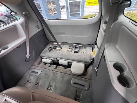 2015 Toyota Sienna Image 12