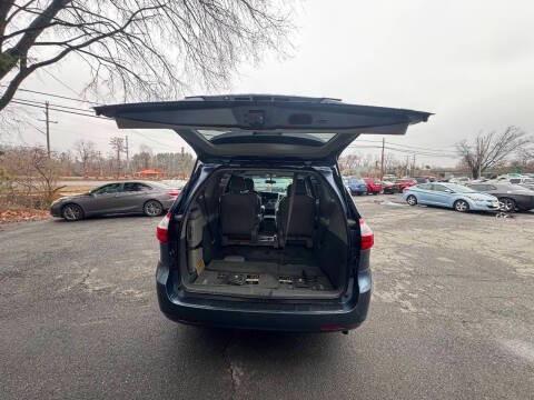 2015 Toyota Sienna Image 13