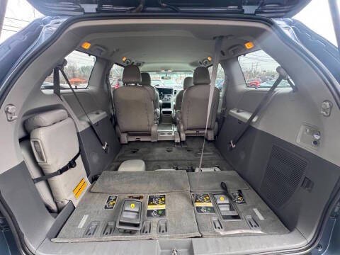 2015 Toyota Sienna Image 14