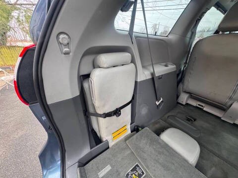 2015 Toyota Sienna Image 15