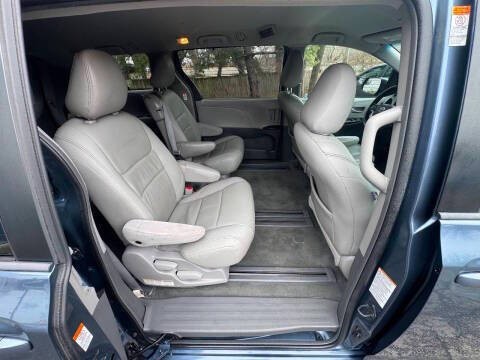 2015 Toyota Sienna Image 16