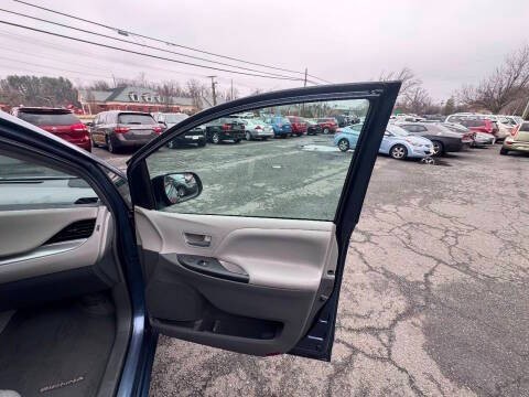 2015 Toyota Sienna Image 17