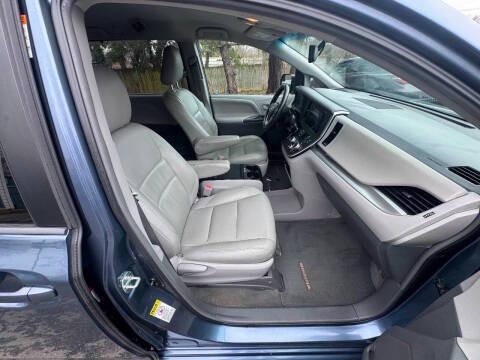 2015 Toyota Sienna Image 18