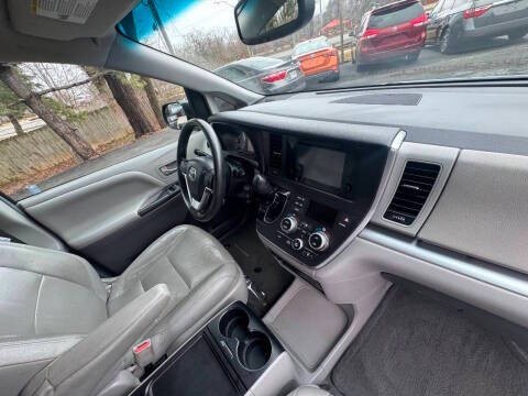 2015 Toyota Sienna Image 19