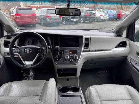 2015 Toyota Sienna Image 21