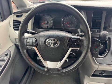 2015 Toyota Sienna Image 22