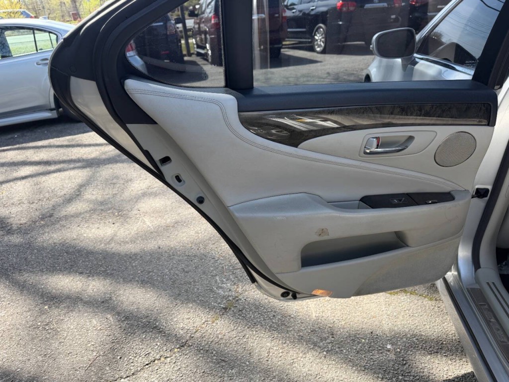 2011 Lexus LS 460 Image 11