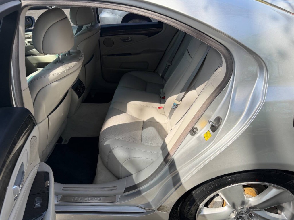 2011 Lexus LS 460 Image 12