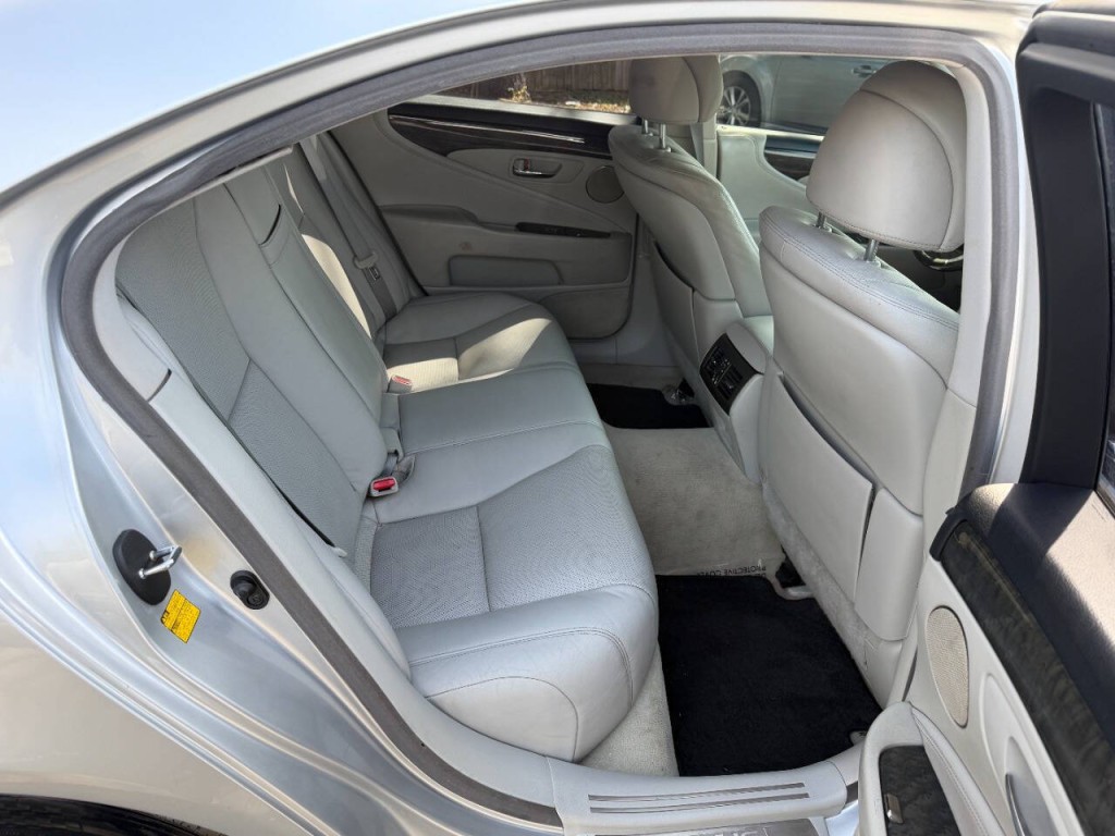 2011 Lexus LS 460 Image 16