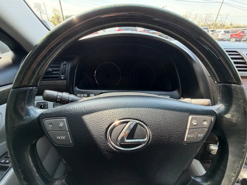 2011 Lexus LS 460 Image 24