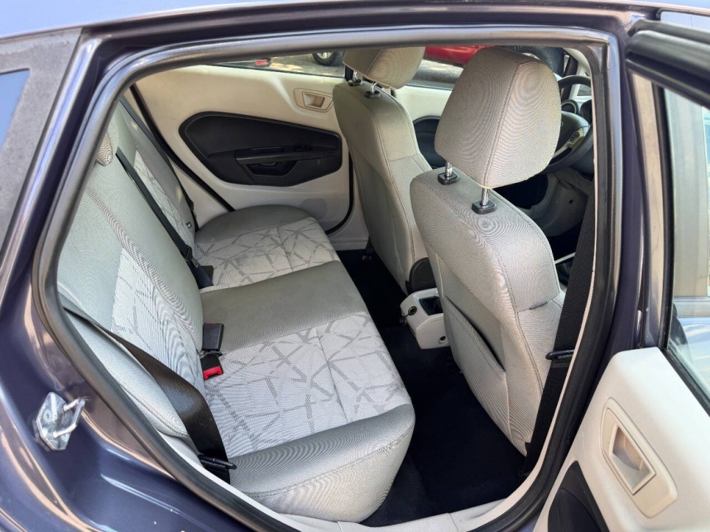 2013 Ford Fiesta Image 14